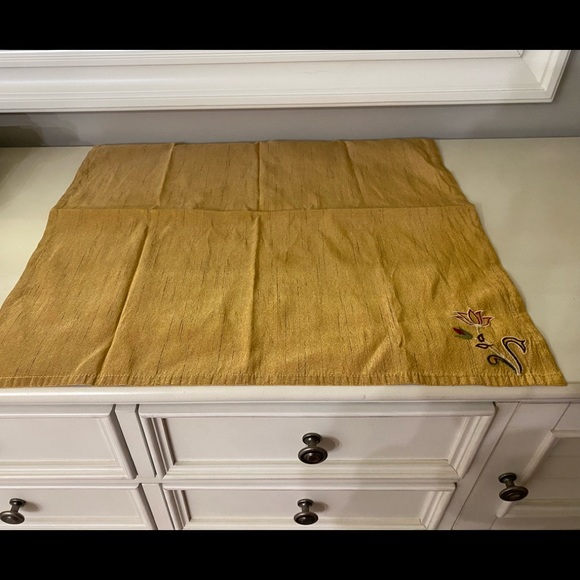 Pier 1 beautiful gold dinner napkins - Picture 2 of 3